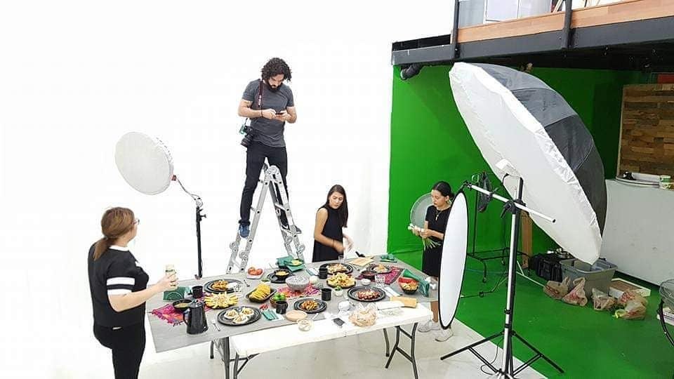 Producción de fotografía de alimentos en el estudio