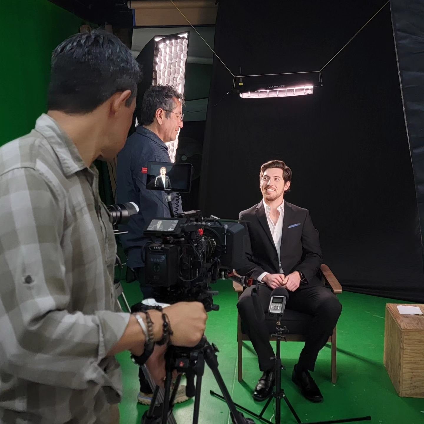 Grabación de entrevista con cámara de cine en el estudio