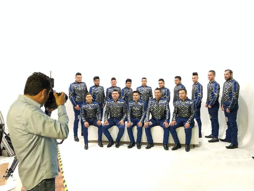 Sesión de foto de grupo musical en infinito blanco