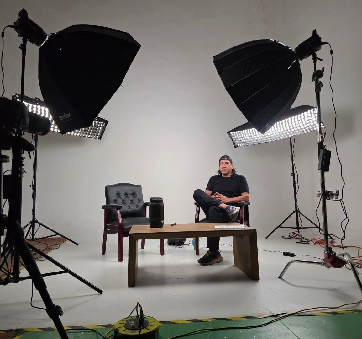 Set de podcast con dos sillones y luces
