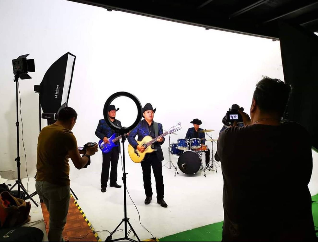 Grabación de video musical de grupo regional en el estudio